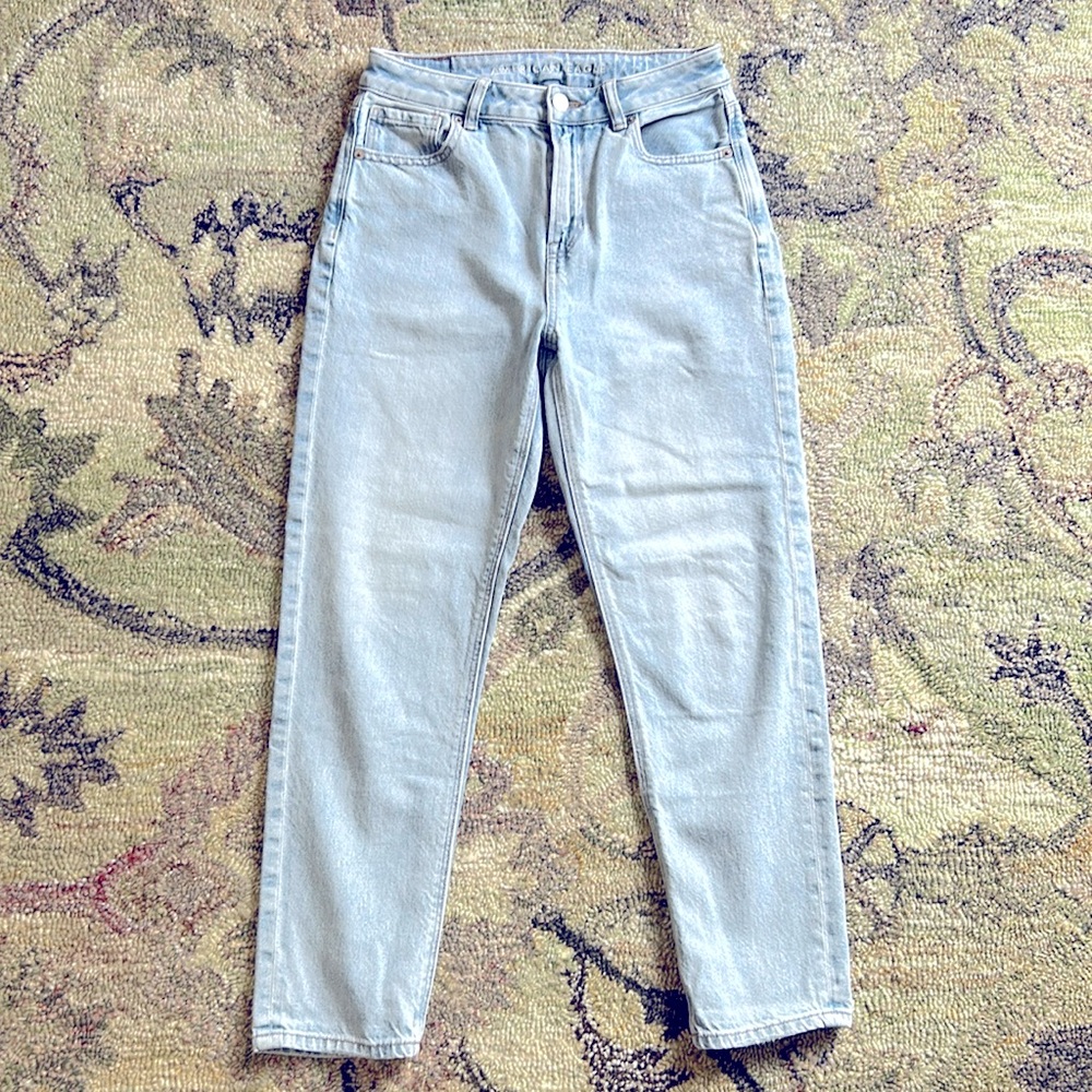 American Eagle High Rise Mom Jeans light wash Strigid sz 2 short ankle